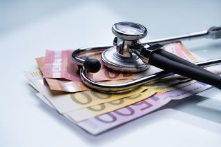 Foto: Stethoskop und Geldscheine